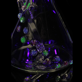 EHLE 'Beaker Illuminati' Borosilikatglas Bong mit UV-Kugeln