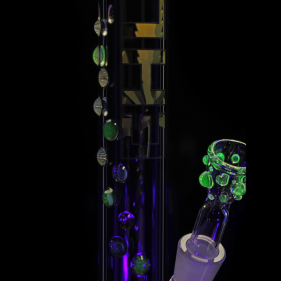 EHLE 'Beaker Illuminati' Borosilikatglas Bong mit UV-Kugeln